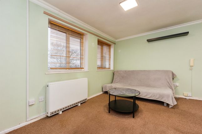 Flat 66, Poplar Court, Quarry Road, Huddersfield photo 3