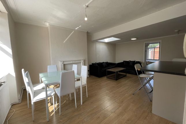 3-bed flat on Gloucester Road, Bristol, £2,100/mo