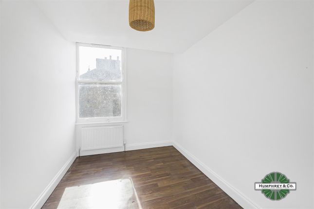 Flat to rent in Urswick Road, London