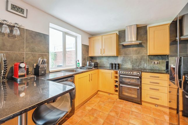 48, Stanley Crescent, Uttoxeter photo 3