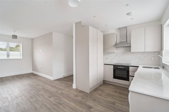 (Flat 3), 32, Laurels Road, Buckinghamshire photo 4