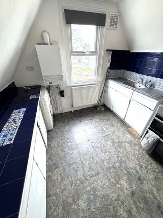 Flat to rent in Gravel Hill, London