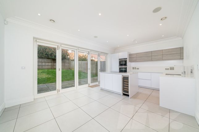 21, Ashridge Close, London photo 2