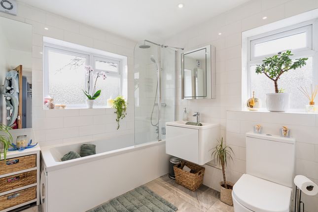 43, Spinney Hill, Addlestone photo 4