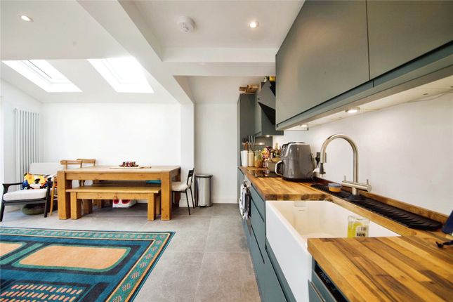 Flat for sale in The Avenue, London, London
