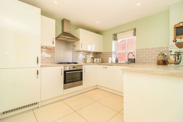 32, Fells Paddock, Bedford photo 4