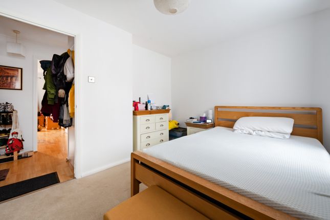 Flat to rent in Henry Doulton Drive, London