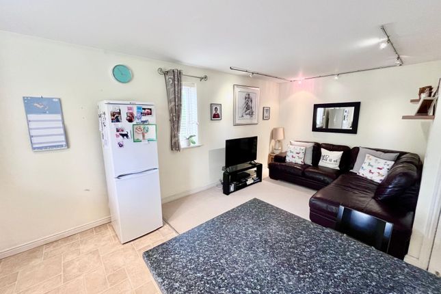3 Hopton Grove, Newport Pagnell photo 2