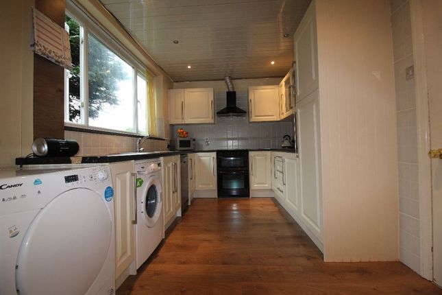 6 Edgeware Road, Blackburn photo 2