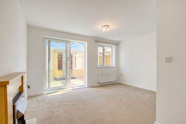 34 Linnet Way, Chesterfield photo 3