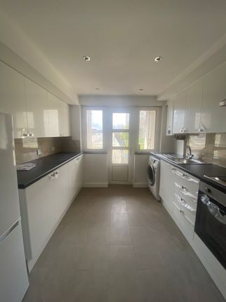 3-bed flat on Flat 5, Everglade House, London, £2,200/mo