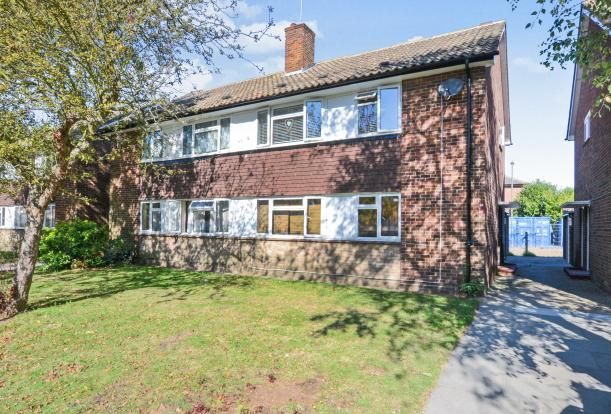 19 Vicarage Fields, Walton on Thames photo 5