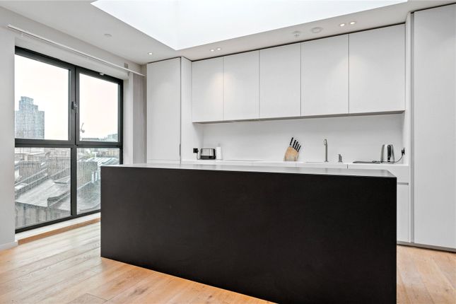 Flat to rent in Mills Court, London