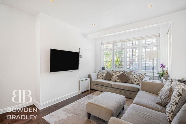 32 Hanover Gardens, Hainault photo 3