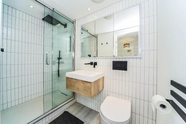 Flat 451, Heligan House, Water Gardens Square, London photo 4