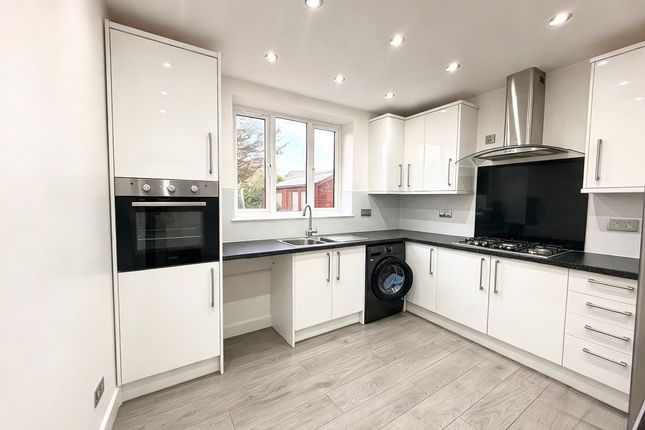 42 Leyburn Crescent, Romford photo 4