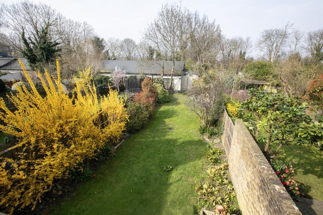 104, Grove Park, London photo 3