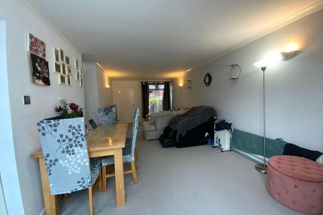 3 Tangmere Crescent, Hornchurch photo 4
