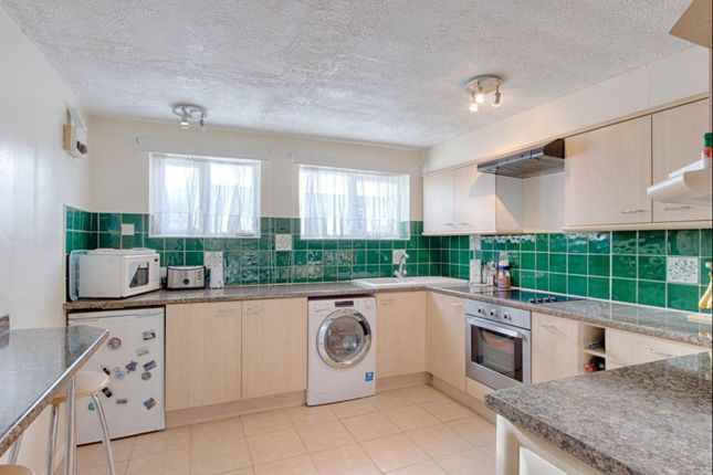 35 Shalcross Drive, Waltham Cross photo 4