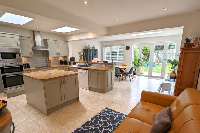 20, Hollies Avenue, West Byfleet photo 2