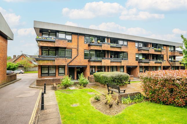 Flat for sale in Carlisle Avenue, St. Albans, Hertfordshire