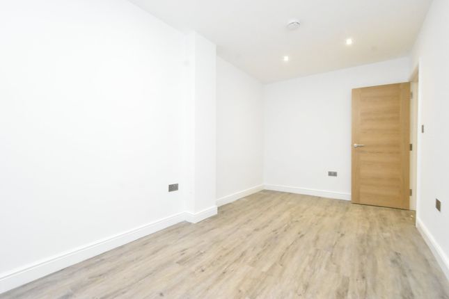Flat to rent in Lower Addiscombe Road, Addiscombe, Croydon