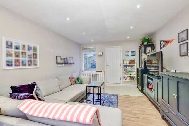 37 Rucklers Lane, Kings Langley photo 2