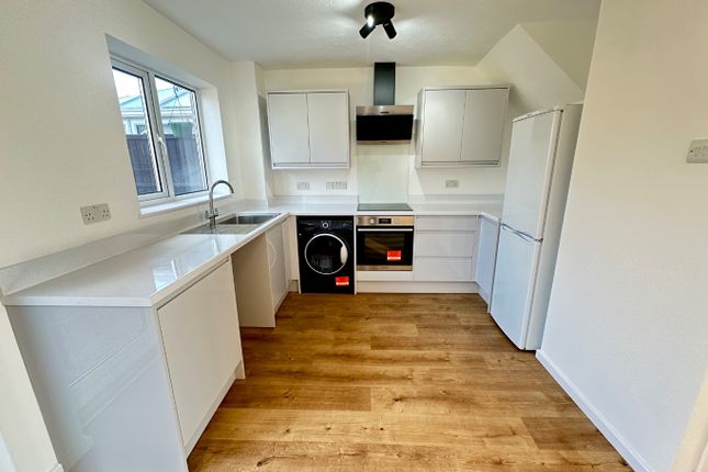 16, Temple Close, Luton photo 2