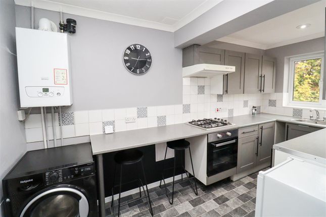 Flat 1, 189, Reading Road South, Church Crookham photo 2