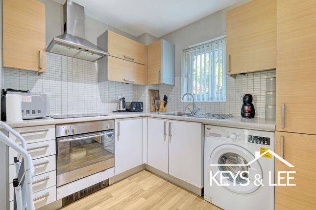 Flat 14, Derwent Court, Romford photo 4