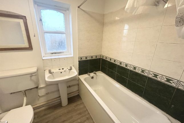 226, Redford Close, Feltham photo 4