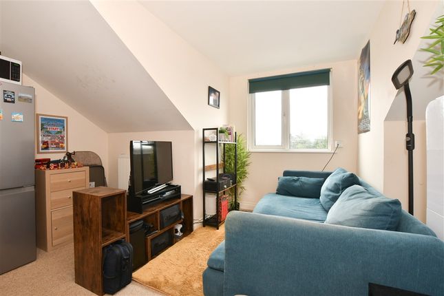 Orchard Close, Freshwater photo 3