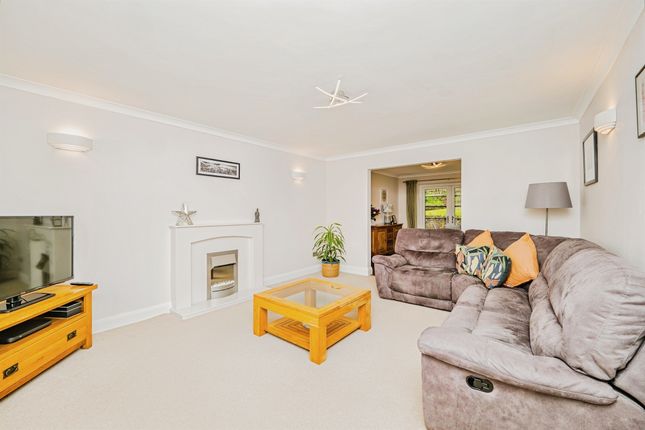 35, Woodstock Gardens, Bridgend photo 2