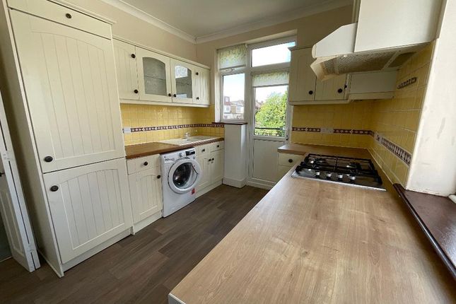 2b Vaughan Avenue, Hornchurch photo 2