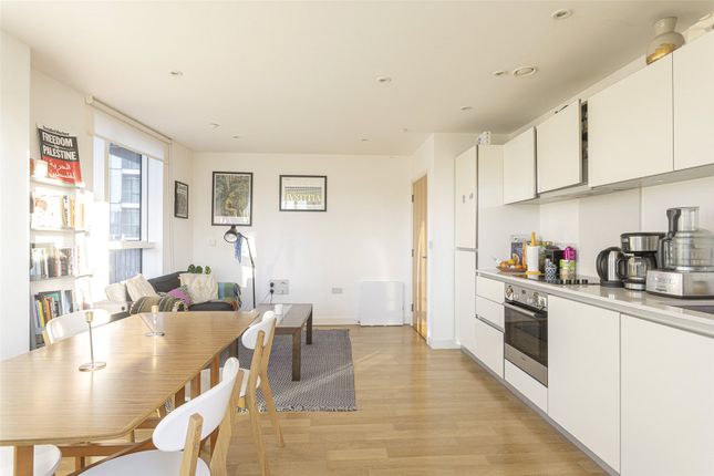 Flat for sale in Woodberry Grove, Manor House