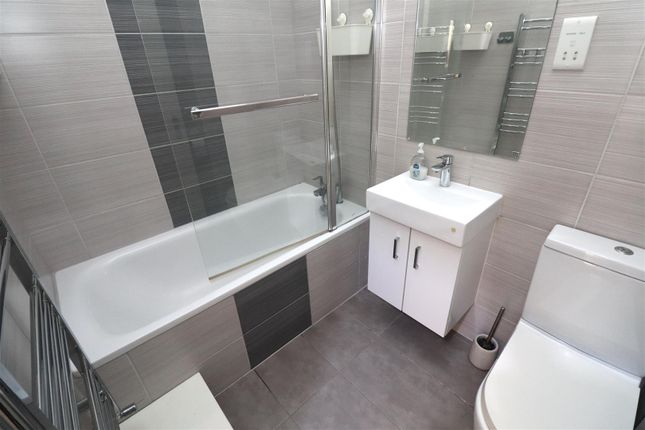 Flat 2, 164, Golders Green Road, London photo 2