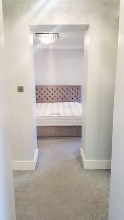 Flat to rent in The Causeway, Potters Bar