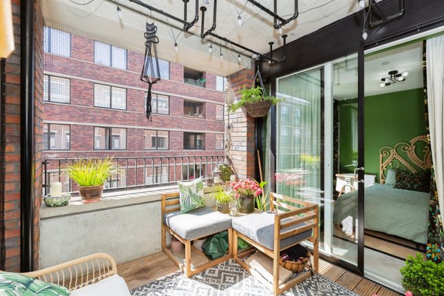 2-bed flat on Flat 304/Whitemantle Court, 25 Rookwood Way, London, £580,000
