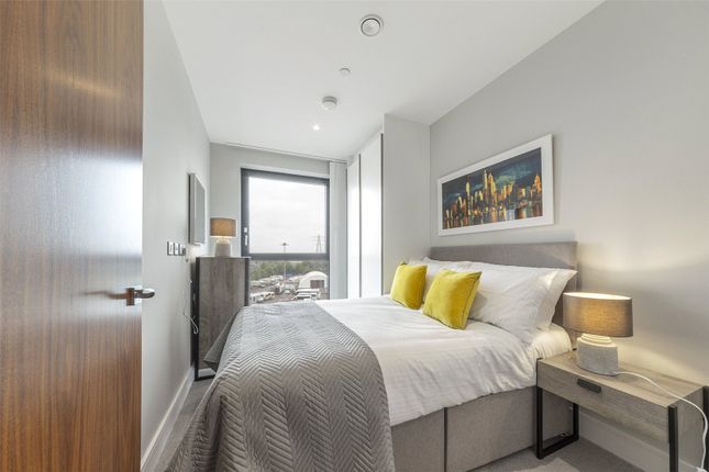 Flat to rent in Avalon Point, 1 Silvocea Way, Orchard Wharf, London