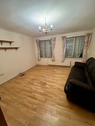 Town house to rent in Lansbury Avenue, Romford