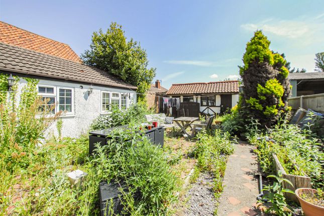 Cottage for sale in The Slack, Crowle, Scunthorpe