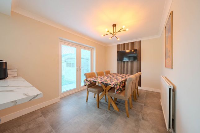 32, Nichols Way, West Yorkshire photo 4