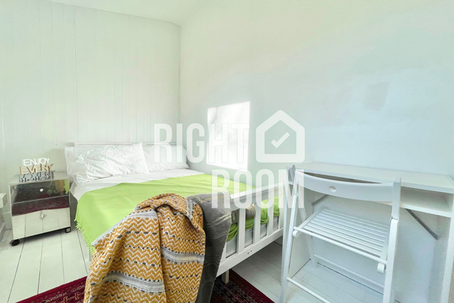 Room 4, 51 Berkeley Walk, London photo 2