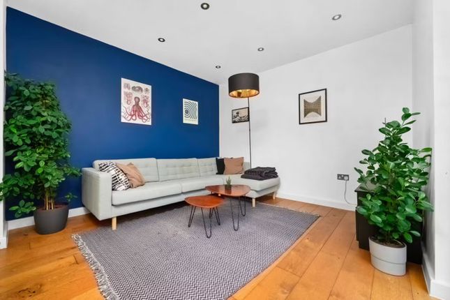 Flat 32, Damien Court, Damien Street, London photo 4