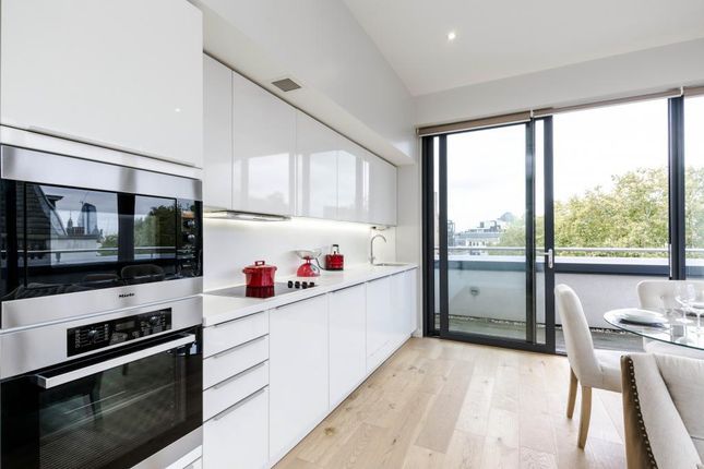 Flat to rent in Whetstone Park, Holborn, London