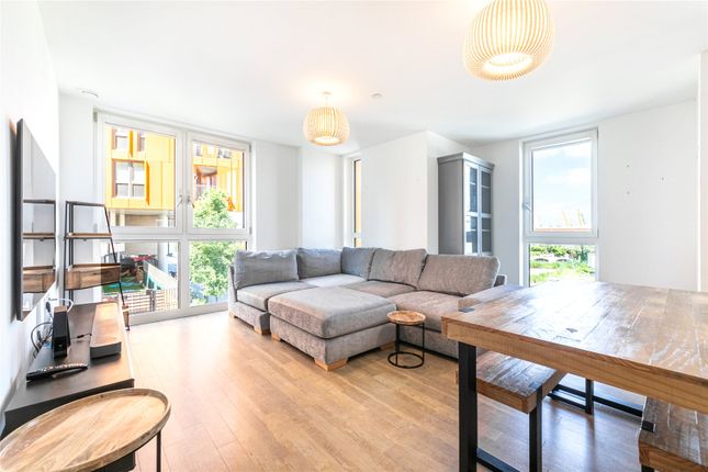 Flat to rent in Loop Court, 1 Telegraph Avenue, London