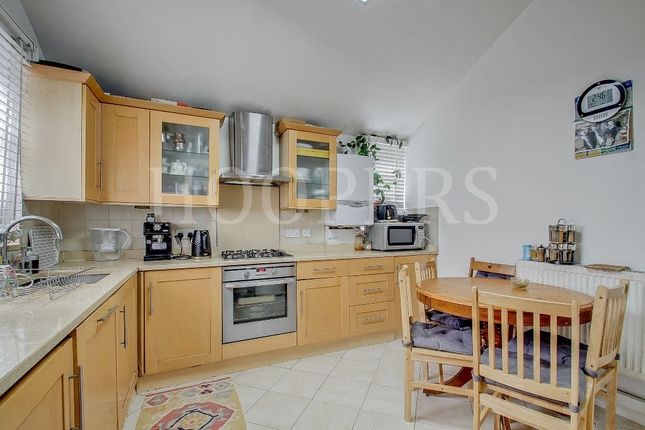 22, Midwood Close, London photo 4