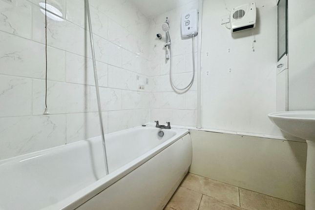 Flat 33, Westminster Court Eleanor Way, Waltham Cross photo 4
