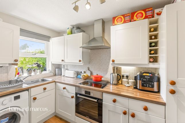 8, Markham Road, Dorking photo 3