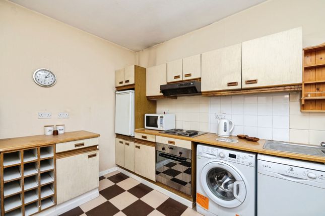 Flat 76 White House,, Vicarage Crescent, London photo 2